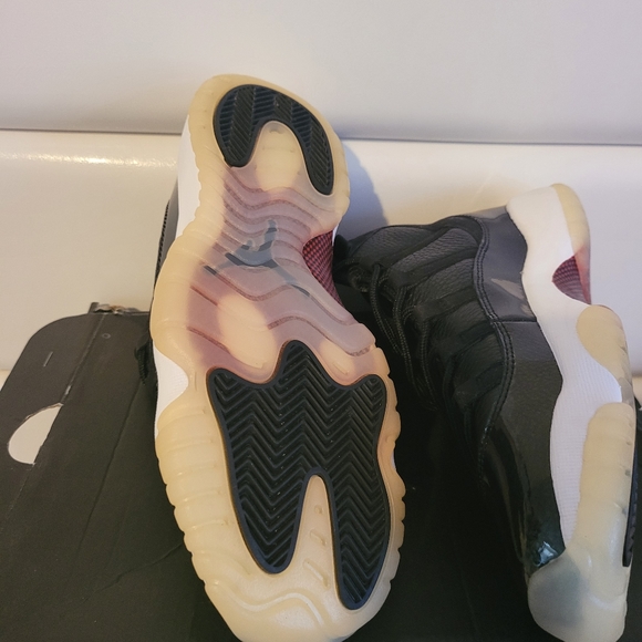 Air Jordan 11 Retro BG - Picture 2 of 4